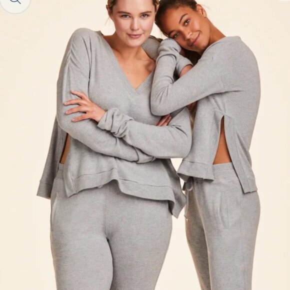 Alala Wander Sweatahirt light grey heathered v-neck Rib trim  side slits 1x - Picture 6 of 16